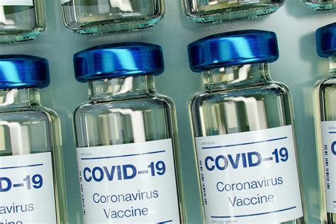 A little bit of poison injected help you to defend against a virus. Was man über die Corona-Impfung wissen muss - einfach erklärt!