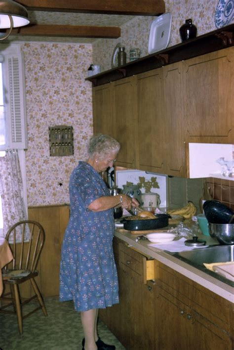25 Intimate Photos Of Mom Working In The Kitchens In The 1970s Englandyesterdaycafexbiz497