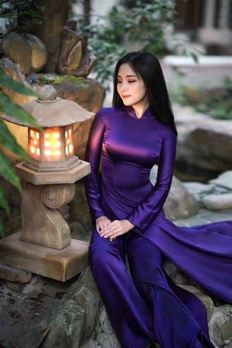 紫系のアオザイを着ている写真（女性）17枚