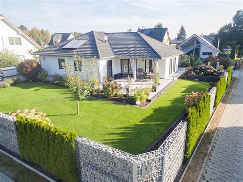 Seine erste version wurde von elijah kamski entworfen, wurde jedoch seitdem von anderen verbessert. 12 Bungalow Gartengestaltung in 2020 | Gartengestaltung ...
