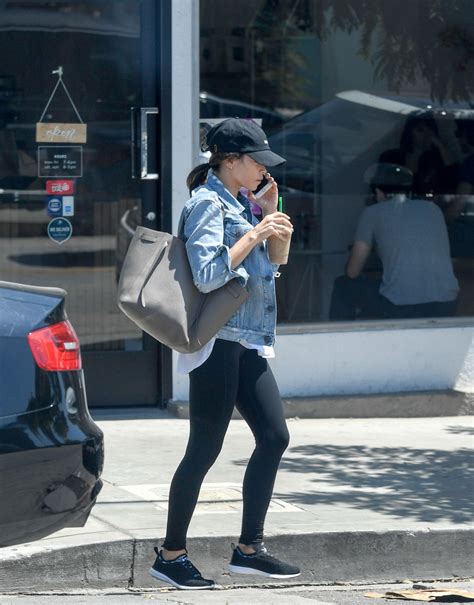 Jenna Dewan Tatum Picks Up An Iced Coffee In Los Angeles 08222017