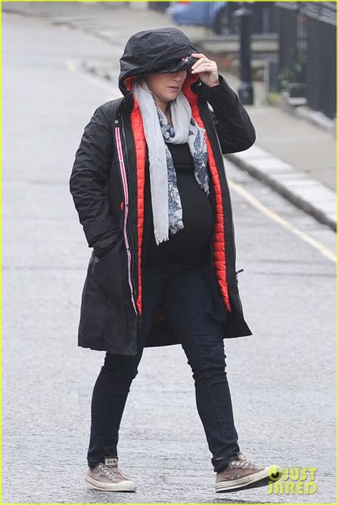 Photo Pregnant Kate Winslet Plays Peek A Boo With Her Hood 10 Photo