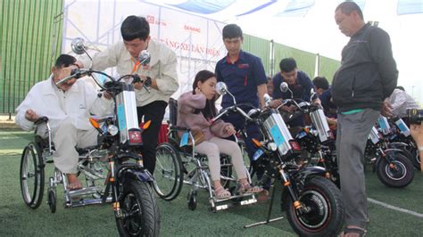 Vietnamese University Gives Disabled People Detachable Motor Wheelchairs Tuoi Tre News