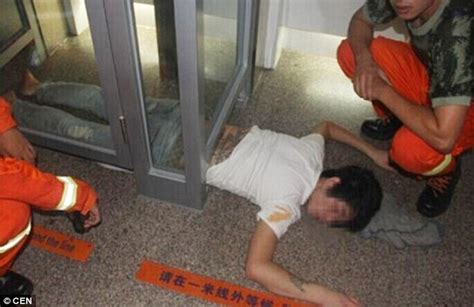 Ch.001 stuck in the wall… a woman's butt? Drunk stuck under glass wall of ATM booth is rescued by ...