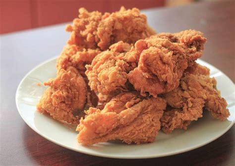 Langkah ketiga masukkan potongan daging. Resep Fried Chicken Ala KFC oleh Novi Herawati - Cookpad