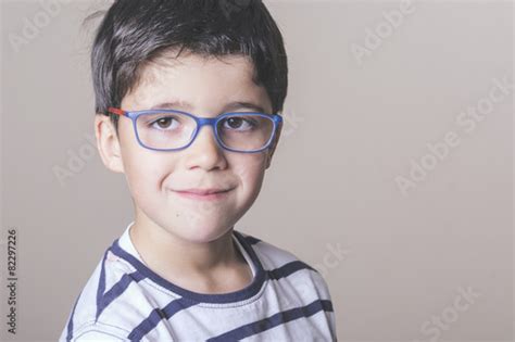 Niño Sonriente Con Gafas Fotos De Archivo E Imágenes Libres De