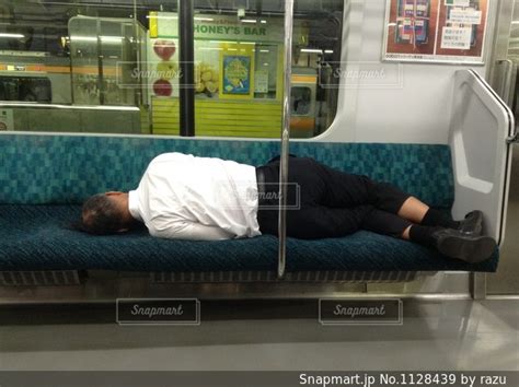 電車で寝ている人の写真・画像素材 1128439 Snapmart（スナップマート）