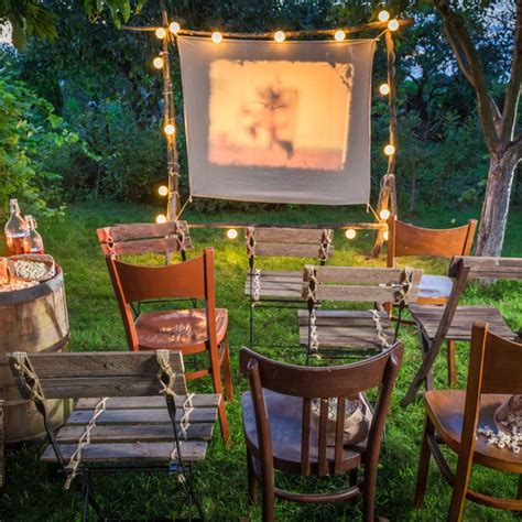 Piecing together your ideal outdoor home theater isn't an easy task, but we've done our part to make it easier if you'll indulge us for a moment, picture this: 10 Fun Ideas for Outdoor Movie Night | Taste of Home