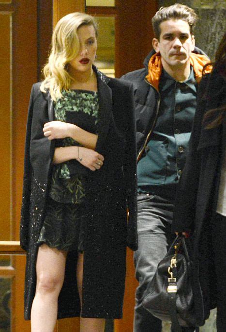 Pic Scarlett Johansson Steps Out With New Boyfriend Romain Dauriac