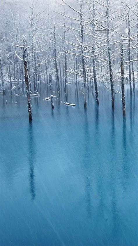 Download Majestic Frozen Lake Wallpaper