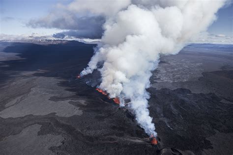 15 Incredible Photographs Of The Holuhraun Volcano In Iceland