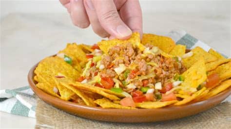 Las recetas de cocina española, están mediatizadas en gran medida por la zona de españa en que se realizan y sobre todo por la época la cocina colombiana, posee una gran variedad de platos y sabores, muchos de los cuales son la adaptación de recetas. Nachos con carne. Receta fácil de cocina mexicana - YouTube