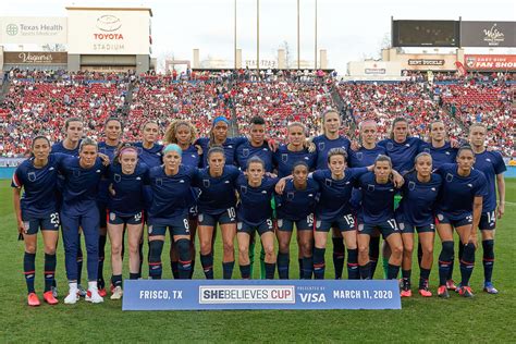 Uniforme da seleção feminina dos estados unidos bate recorde de vendas e supera até o que a camiseta do time masculino já vendeu. Seleção Feminina dos EUA protesta por salário igual ao dos ...