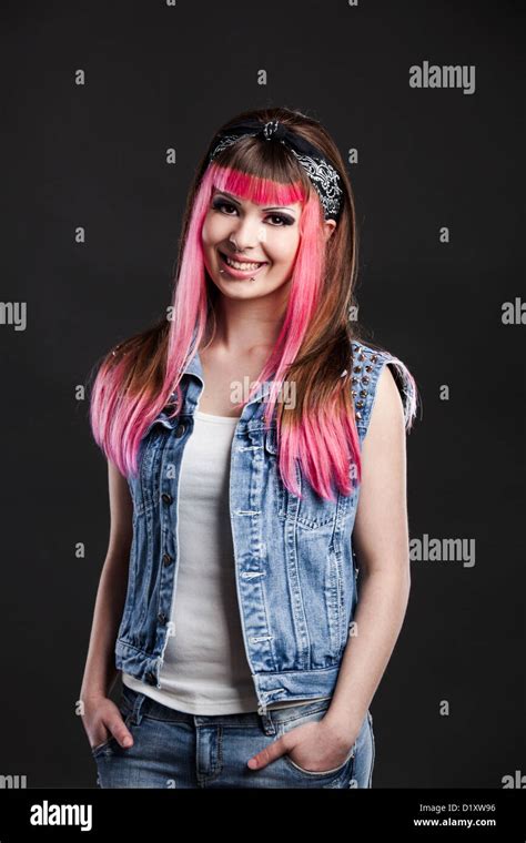 Portrait D Une Jeune Fille Punk Avec Une Belle Coupe De Cheveux En Rose Photo Stock Alamy