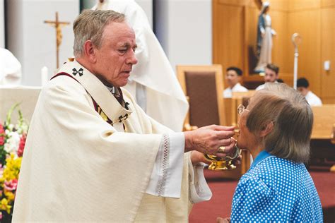 Receiving Holy Communion Tongue Or Hand Bc Catholic Multimedia