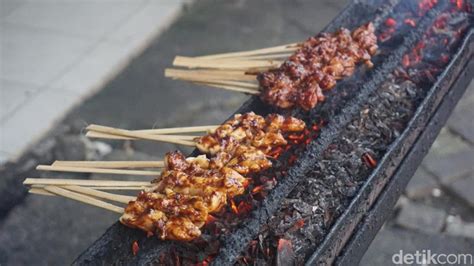 Selanjutnya, cara lainnya yang bisa anda jajal untuk menghilangkan bau . Foto Bakar Sate Kambing