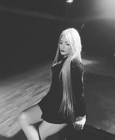 Sexy Blonde Shemale Turkish Transsexual Escort In İstanbul