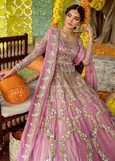 Mehndi Outfits For Brides 2020 By Pakistani Designers Latest Bridal Dresses Pakistani Wedding