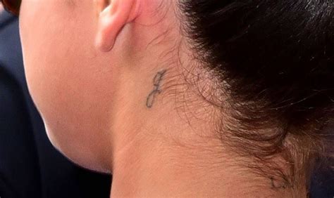 Selena Gomez tiene más tatuajes de los que crees Tatuajes de selena gómez Selena Tatuajes de