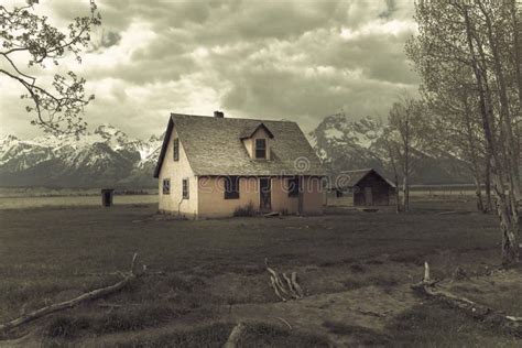 Lonely Old House In The Middle Of Field Stock Image Image Of Cottage