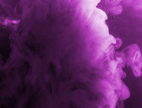 Nuvola Di Foschia Viola Vibrante In Liquido Foto Gratis