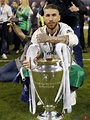 Sergio Ramos posando con la copa tras ganar la Champions 2017 - El Real ...