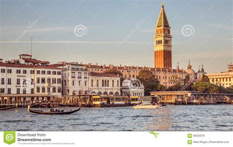 Esiste un rapporto dettagliato sul. Venezia, Italia - 29 Ottobre 2016: Piazza San Marco E ...