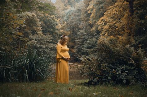 How To Do An Outdoor Maternity Photoshoot Learn Photography By Zoner