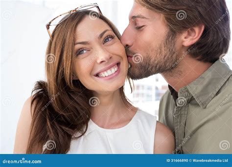 Uomo Che Bacia Donna Graziosa Sulla Guancia Fotografia Stock Immagine