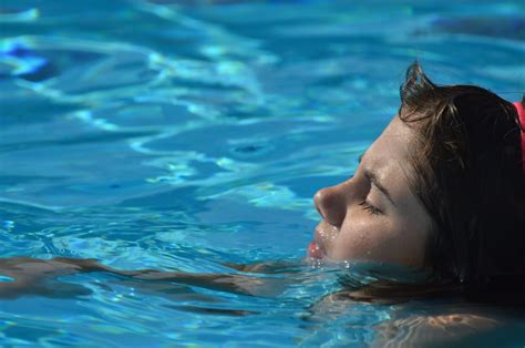 Gambar Pantai Lautan Gadis Bawah Air Kolam Renang Liburan Ikan Lumba Lumba Kolam Renang