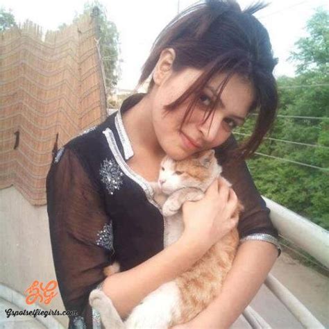 Meet This Gorgeous And Sexy Pakistani Selfie Girl Iqra ~ Meet The Whole