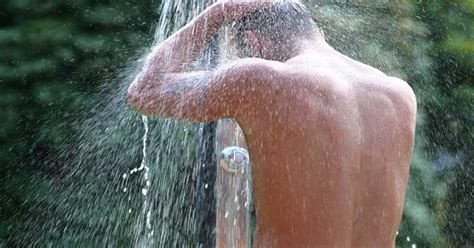 Ya, mandi wajib atau mandi besar berfungsi untuk menghilangkan hadats besar, seperti keluarnya sperma yang disebabkan mimpi basah, berhubungan intim dan lain sebagainya. Cara Mandi Wajib Yang Betul Beserta Niat Dan Rukun (Lelaki ...