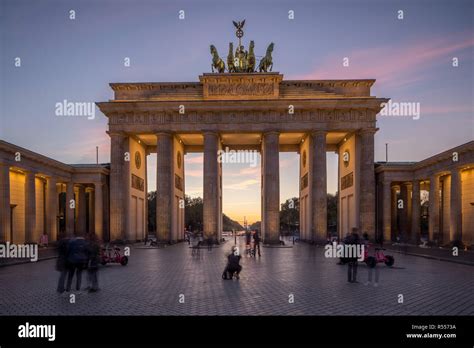 Brandenburger Tor Am Abend Stock Photo Alamy