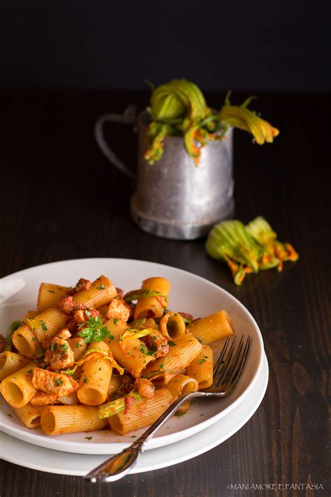 Mettiamo i fiori di zucca impastellati in un pentolino dai bordi alti con olio di arachidi già caldo e lasciamo friggere per qualche minuto scoliamo con una schiumarola e facciamo assorbire l'olio in eccesso su della carta da cucina. Pasta con fiori di zucca, pesce spada e bacon (o pancetta)