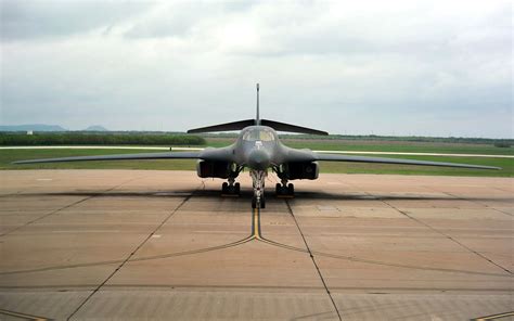 Free Widescreen Wallpapers Usaf B 1b Bomber Head On 1680 X 1050