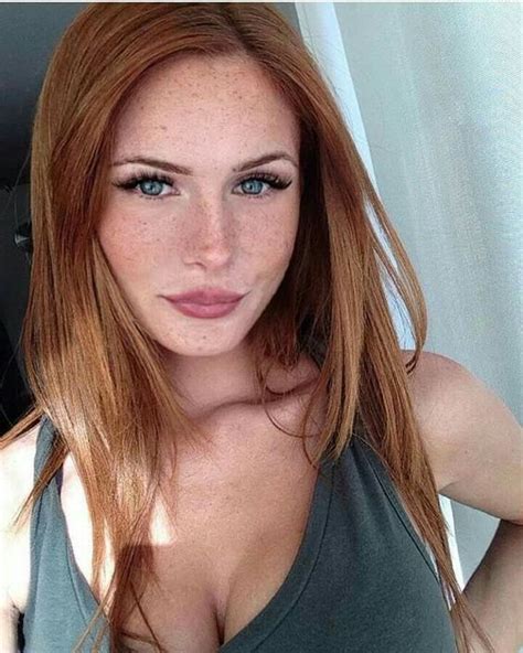 Redhead rousse portrait décolleté Beautiful freckles Beautiful