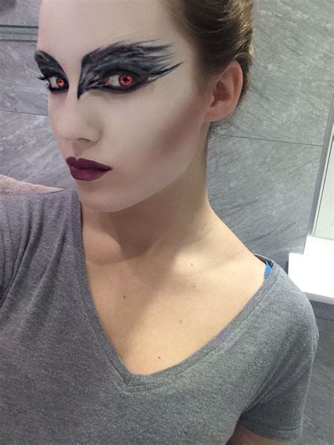black swan makeup i did this one year for halloween and it was sooo much fun halloween inspo