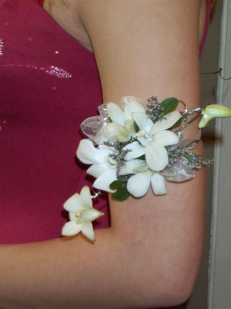 Brides Armband Corsage Prom Prom Corsage And Boutonniere Prom Flowers