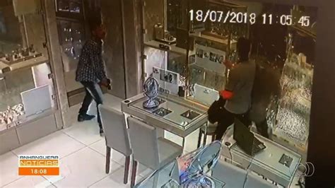 Vídeo Mostra Ladrões Quebrando Vitrines Com Martelo Em Roubo A Joalheria Dentro De Shopping De