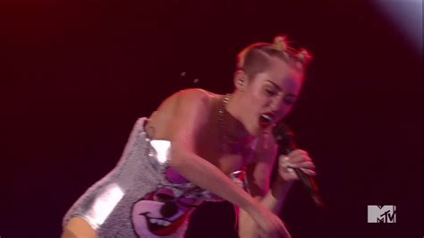 Miley Cyrus Twerks Stuns Vmas Crowd Wgn Tv