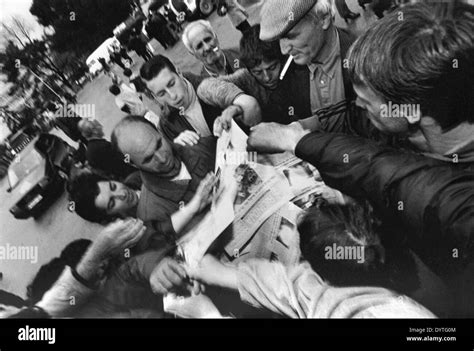 Newspaper Distribution To Kosovo Refugees Stock Photo Alamy