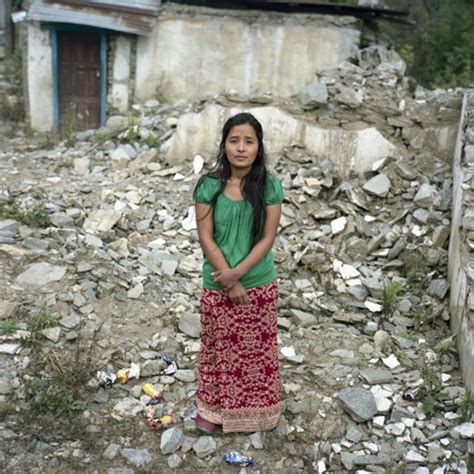 Tsuntsu (matacce ko kuma mai rai) da kuma kwai. Hotunan girgizar kasar Nepal - BBC News Hausa