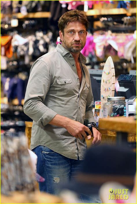 gerard butler scopes out surf gear after kissing session with mystery girl photo 3169562