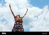 Teen Mädchen mit erhobenen Händen Stockfotografie - Alamy