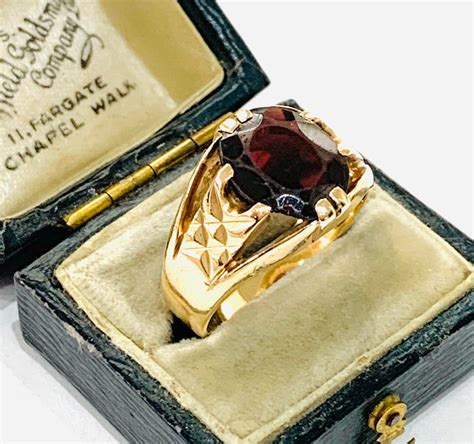 Stunning Vintage 9ct Gold Mens Garnet Signet Pinky Ring Hallmarked