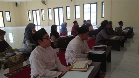Moral adalah tingkah laku yang dimiliki seseorang untuk menghormati sesama manusia yang dimulai dari perbuatan, ucapan. Kegiatan Moral Adalah : Peran Ulama Penting Guna Perkokoh ...