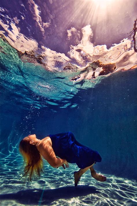 Photographer Captures The Beauty Of Pregnancy In Amazing Underwater