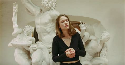 Premiere Selma Judith Danser Rundt Blandt Statuer I One Take Video Til