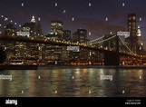 Skyline von New York und Brooklyn Bridge bei Nacht, von Fulton Ferry ...