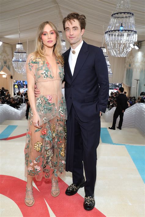 Suki Waterhouse And Robert Pattinson Looked So Cozy On The Met Gala Red Carpet Glamour